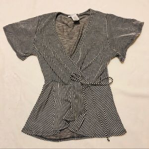 🍂Boutique Black & White Striped Top Size M 🍂